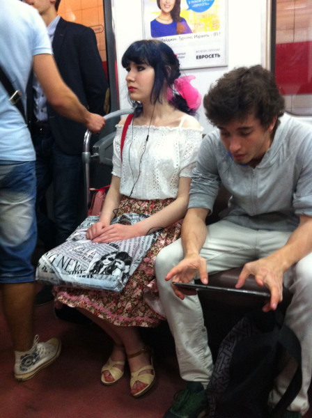 Девушки в метро