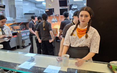 Тургеневская барышня из Вкусноточки. Почему жители больших городов — унтерменши. Первые летние деньки в Питере. Новая персоналка от Еды